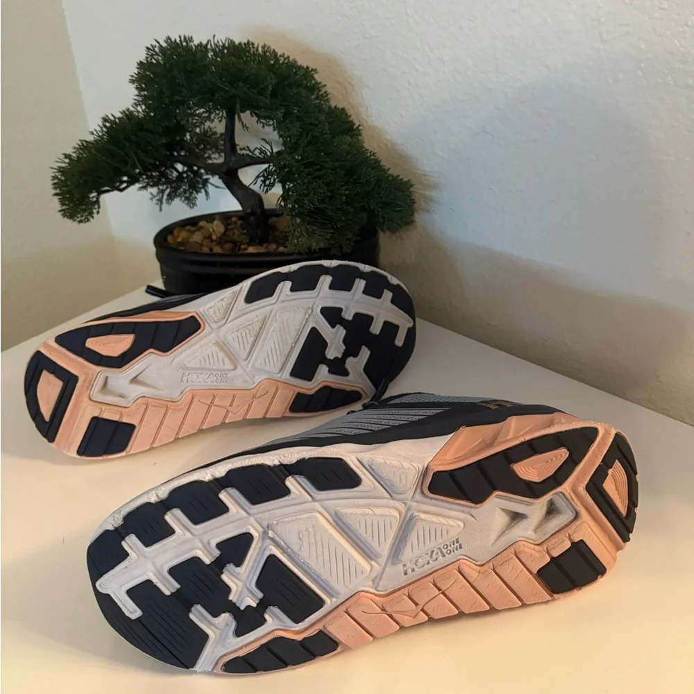 Hoka Blue and Peach Athletic Shoes arahi 3 - Picture 3 of 5